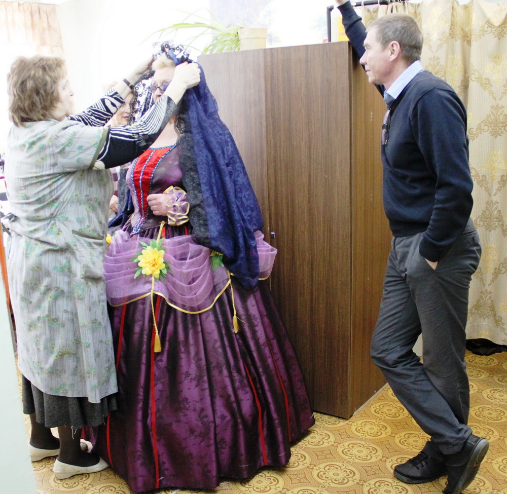 В костюмерной. Марселина - з.а. России Елена Шибакина.